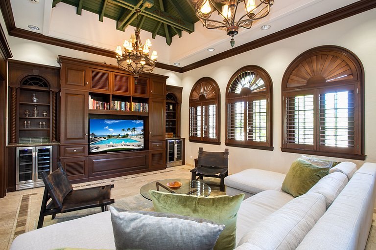 Sxm006 – Beachfront villa with pool and tennis on Plum Bay