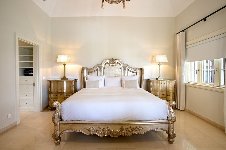 Sxm006 – Beachfront villa with pool and tennis on Plum Bay