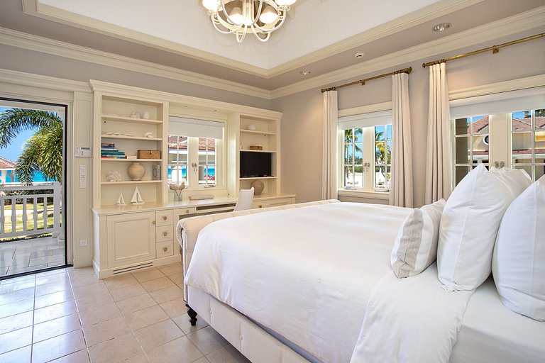 Sxm006 – Beachfront villa with pool and tennis on Plum Bay
