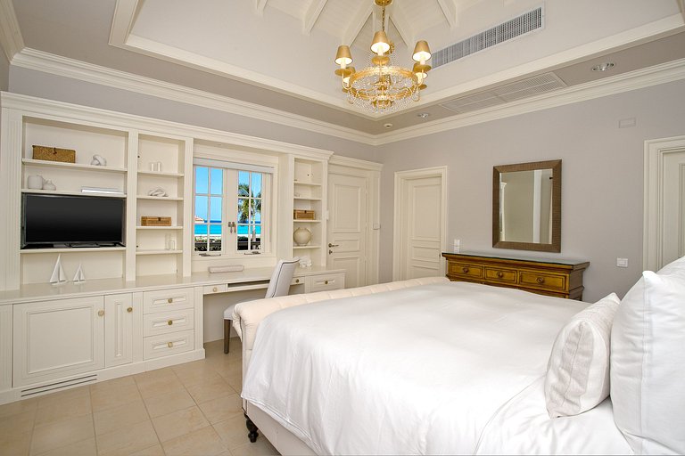 Sxm006 – Beachfront villa with pool and tennis on Plum Bay