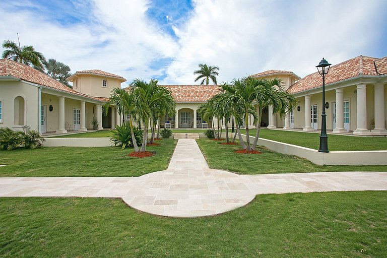 Sxm006 – Beachfront villa with pool and tennis on Plum Bay