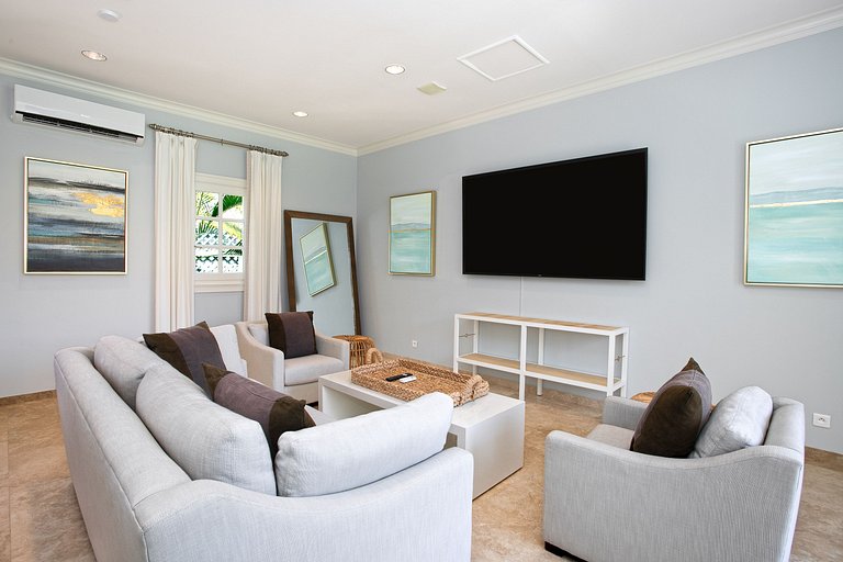 Sxm006 – Beachfront villa with pool and tennis on Plum Bay