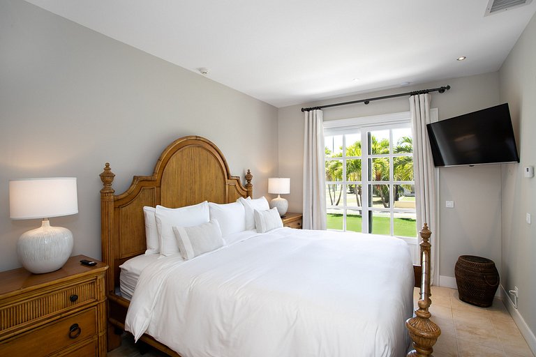 Sxm006 – Beachfront villa with pool and tennis on Plum Bay