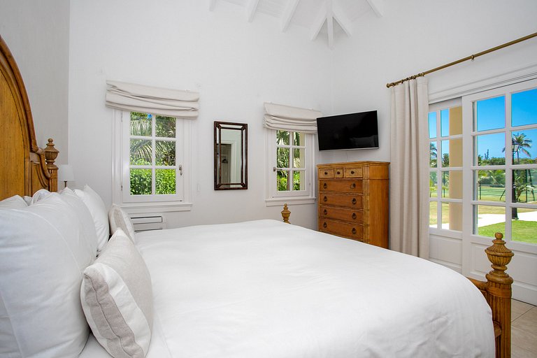 Sxm006 – Beachfront villa with pool and tennis on Plum Bay