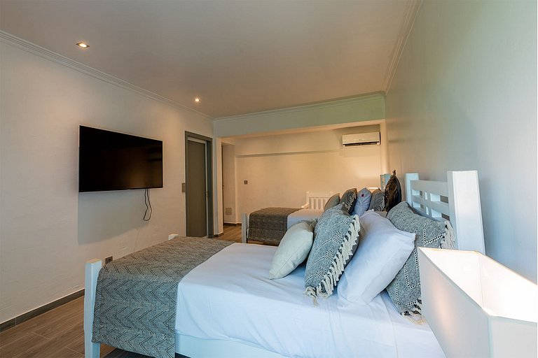 Sxm010 – Modern villa with ocean view near Plum Bay Beach