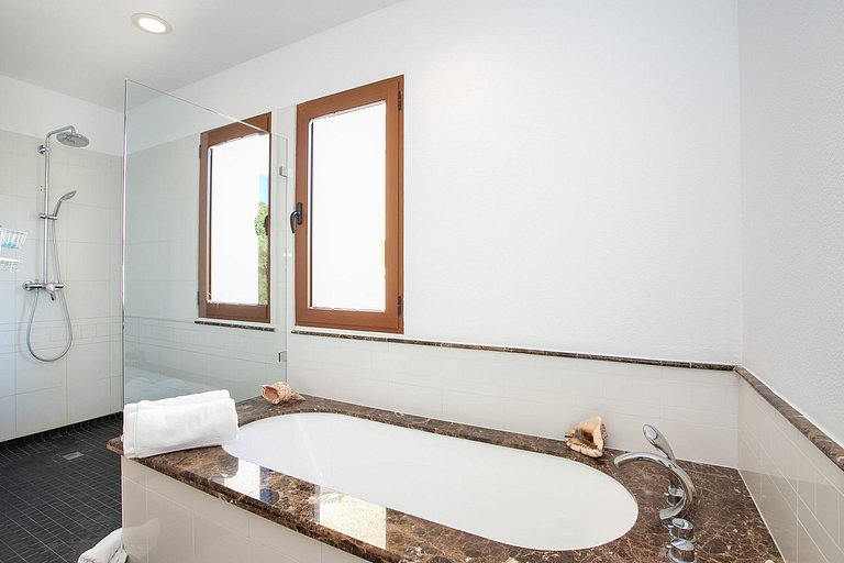 Sxm046 – Modern apartment with lagoon view in Cupecoy