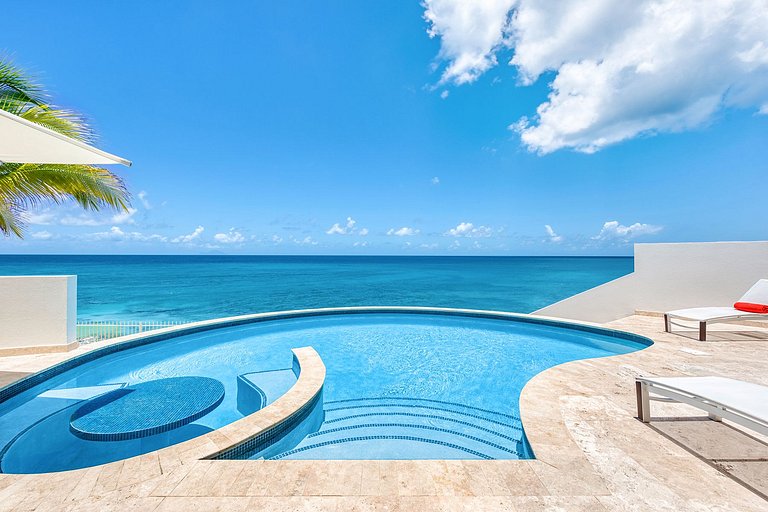 Sxm055 – Beachfront villa with pool in Cupecoy