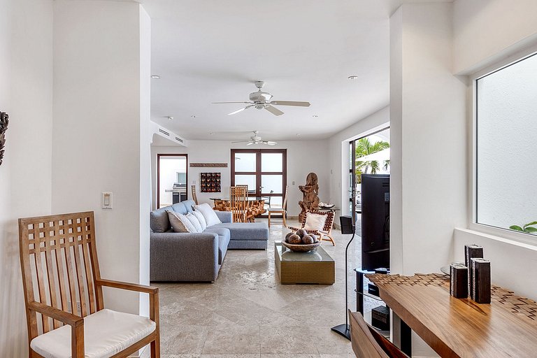 Sxm055 – Beachfront villa with pool in Cupecoy