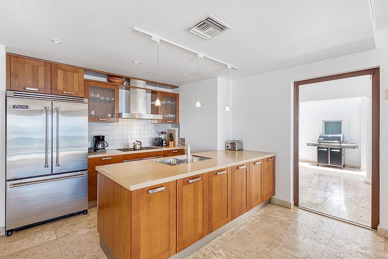 Sxm055 – Beachfront villa with pool in Cupecoy