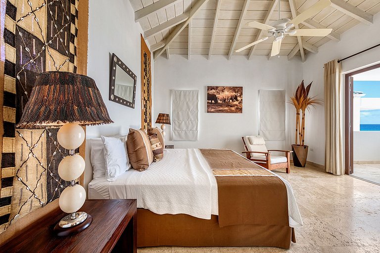 Sxm055 – Beachfront villa with pool in Cupecoy