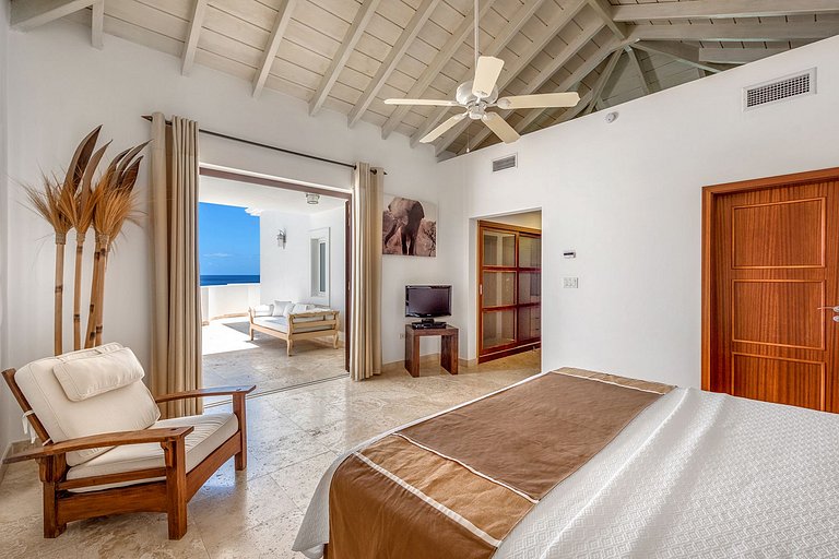 Sxm055 – Beachfront villa with pool in Cupecoy