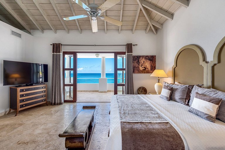 Sxm055 – Beachfront villa with pool in Cupecoy