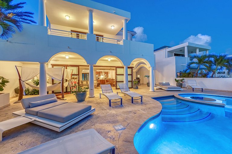 Sxm055 – Beachfront villa with pool in Cupecoy