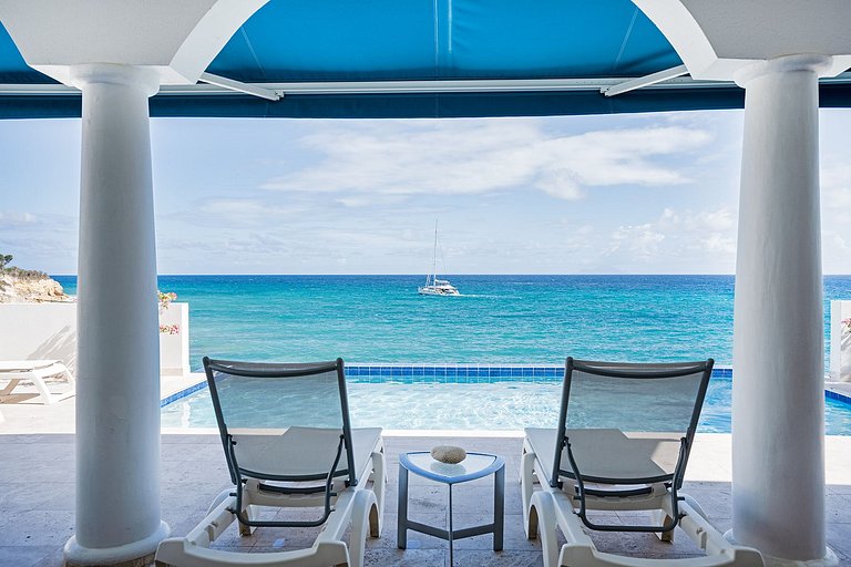 Sxm056 – Beachfront villa with terrace in Cupecoy