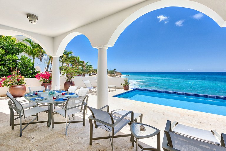 Sxm056 – Beachfront villa with terrace in Cupecoy
