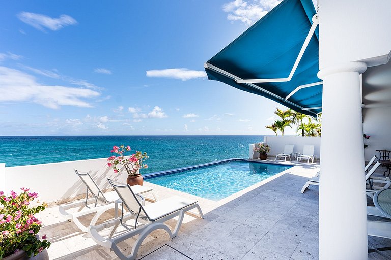 Sxm056 – Beachfront villa with terrace in Cupecoy