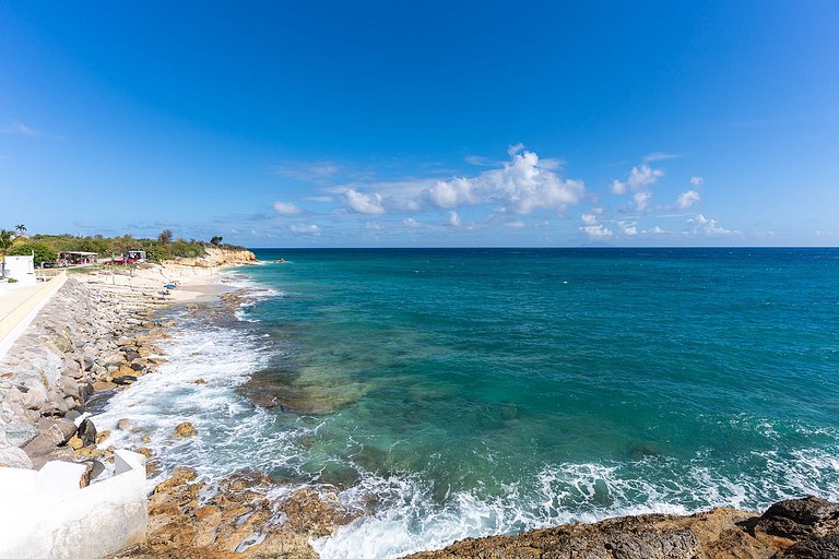 Sxm056 – Beachfront villa with terrace in Cupecoy