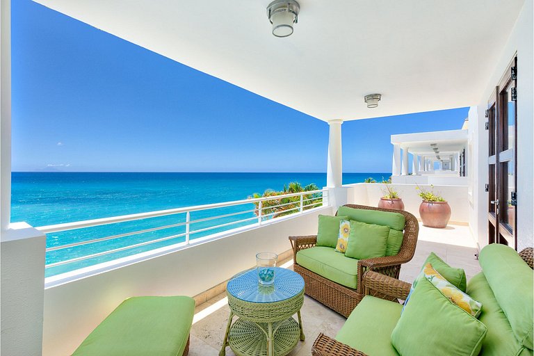 Sxm056 – Beachfront villa with terrace in Cupecoy
