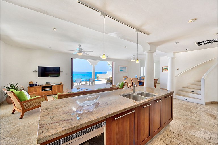 Sxm056 – Beachfront villa with terrace in Cupecoy