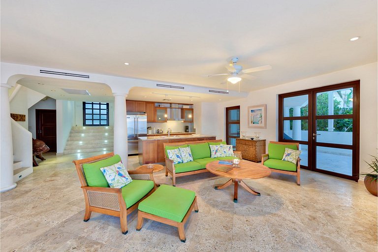 Sxm056 – Beachfront villa with terrace in Cupecoy