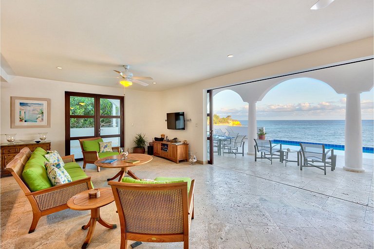 Sxm056 – Beachfront villa with terrace in Cupecoy