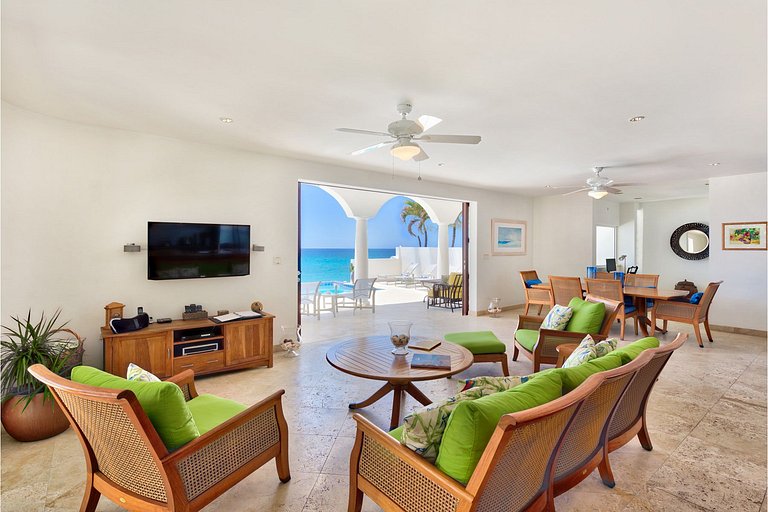 Sxm056 – Beachfront villa with terrace in Cupecoy