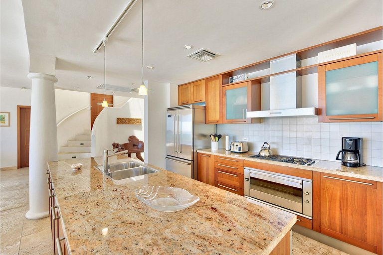 Sxm056 – Beachfront villa with terrace in Cupecoy