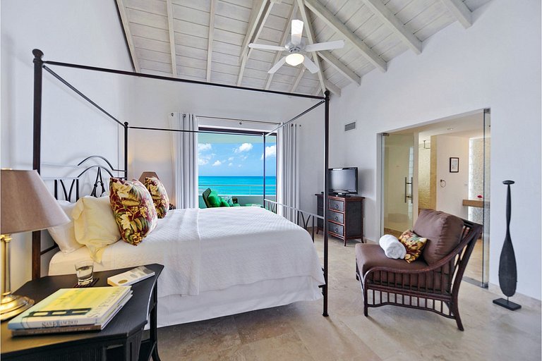 Sxm056 – Beachfront villa with terrace in Cupecoy