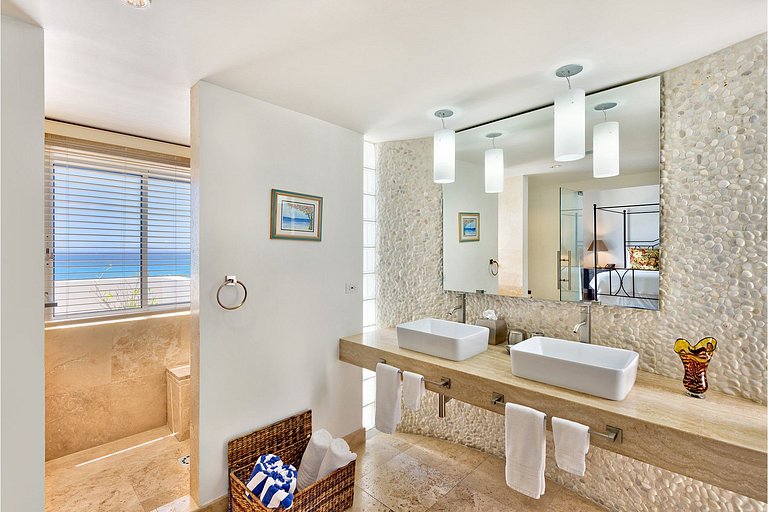 Sxm056 – Beachfront villa with terrace in Cupecoy