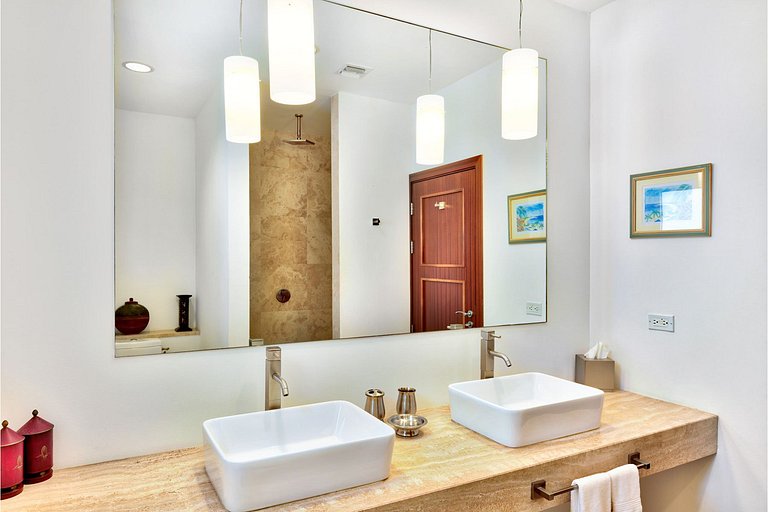 Sxm056 – Beachfront villa with terrace in Cupecoy