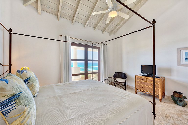 Sxm056 – Beachfront villa with terrace in Cupecoy