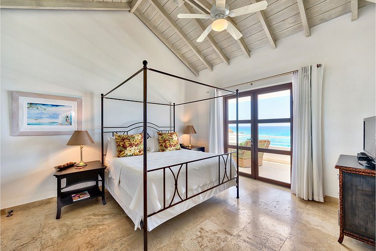 Sxm056 – Beachfront villa with terrace in Cupecoy