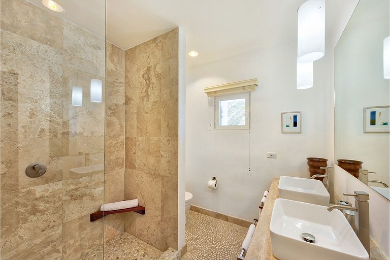 Sxm056 – Beachfront villa with terrace in Cupecoy