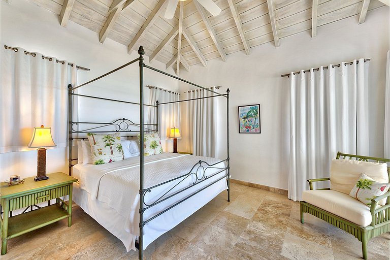 Sxm056 – Beachfront villa with terrace in Cupecoy