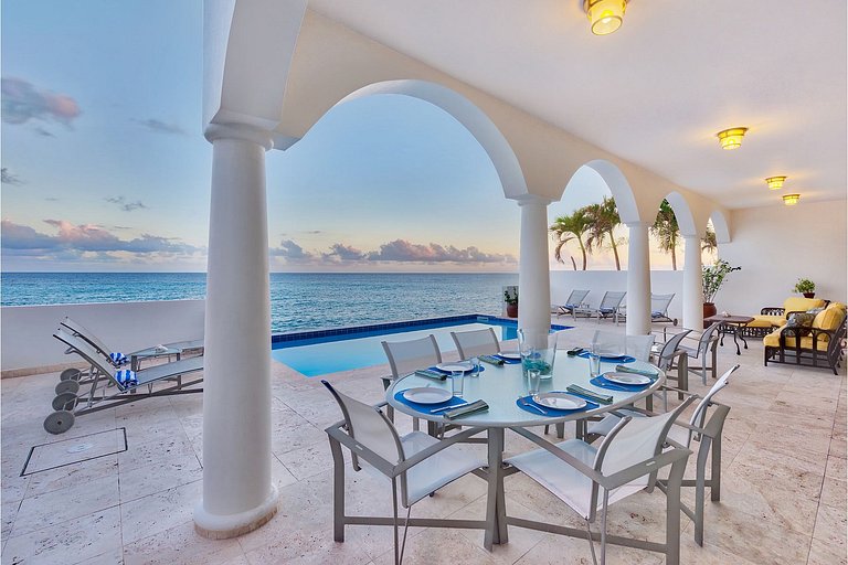 Sxm056 – Beachfront villa with terrace in Cupecoy