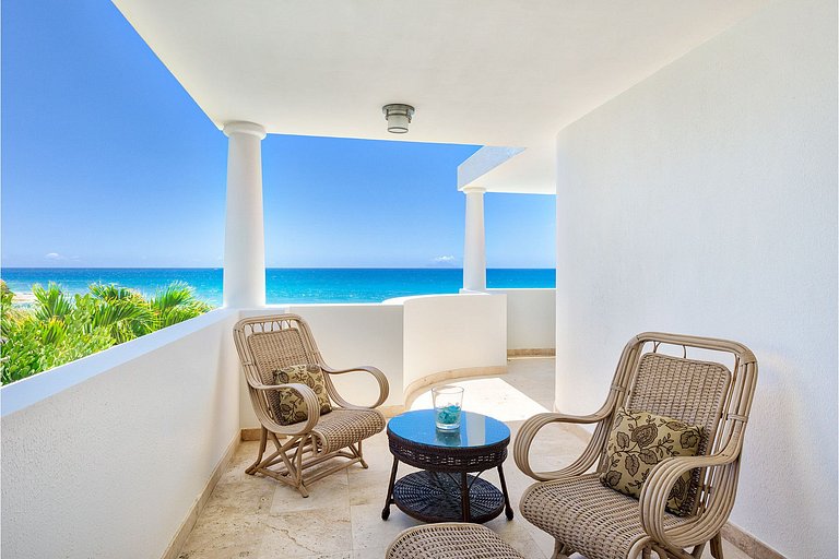 Sxm056 – Beachfront villa with terrace in Cupecoy
