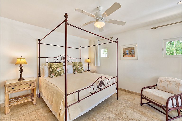 Sxm056 – Beachfront villa with terrace in Cupecoy