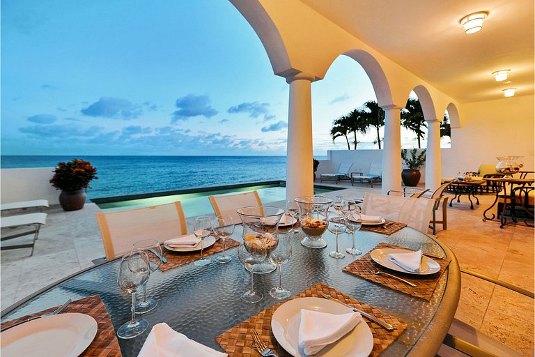 Sxm056 – Beachfront villa with terrace in Cupecoy