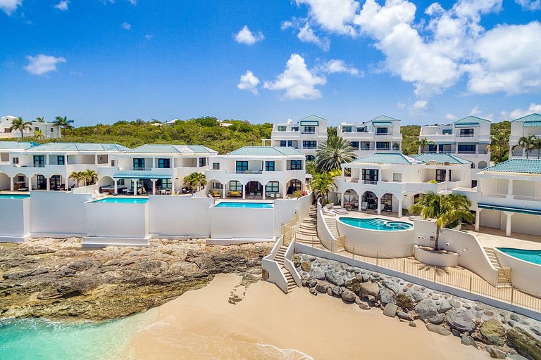 Sxm056 – Beachfront villa with terrace in Cupecoy