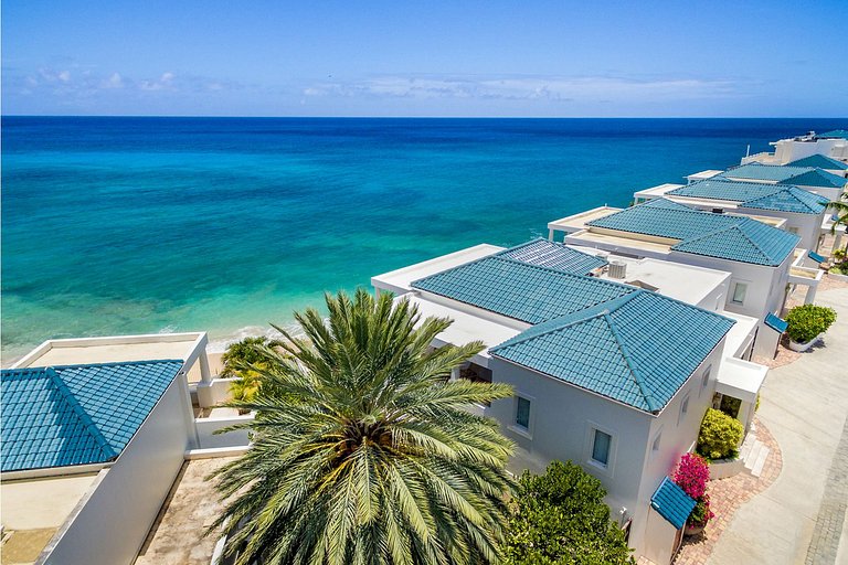 Sxm056 – Beachfront villa with terrace in Cupecoy