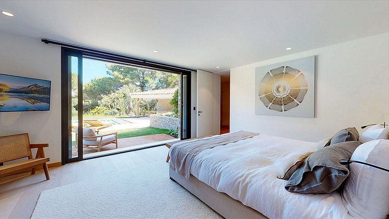 Azu084 - Contemporary Villa in Saint-Tropez