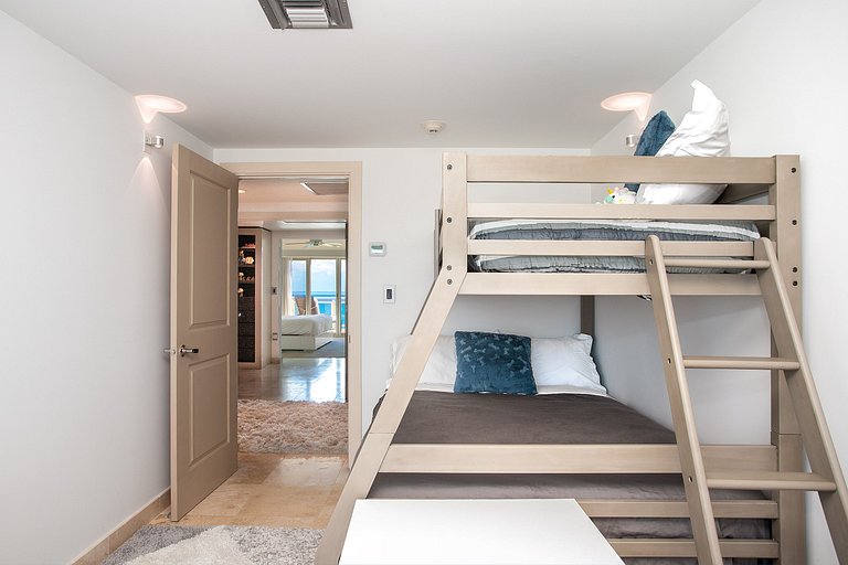 Sxm043 – Oceanfront penthouse with terrace at The Cliff