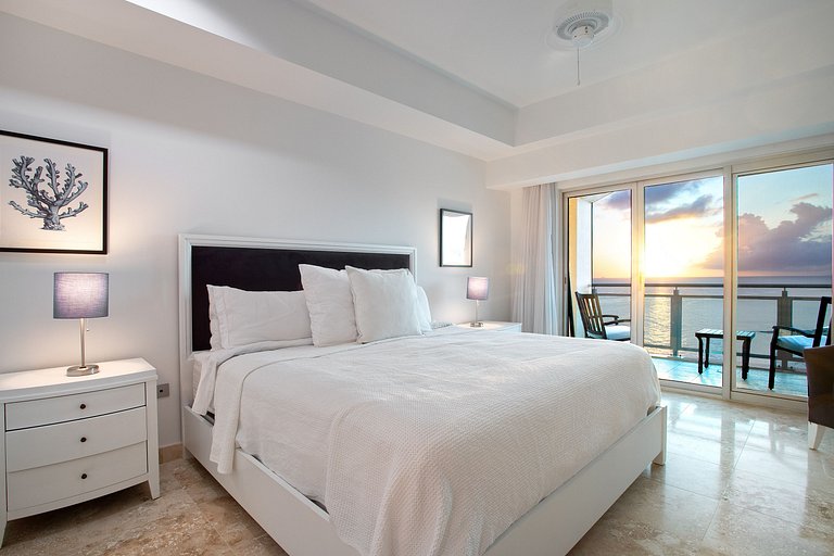 Sxm043 – Oceanfront penthouse with terrace at The Cliff