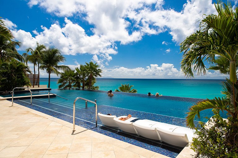 Sxm043 – Oceanfront penthouse with terrace at The Cliff