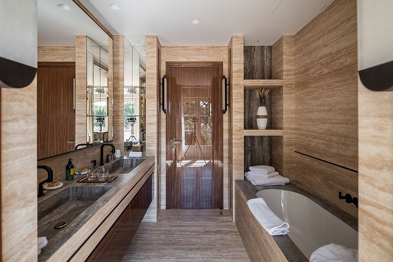 Azu021 - Elegant 6-bedroom villa in Les Parcs de Saint-Trope