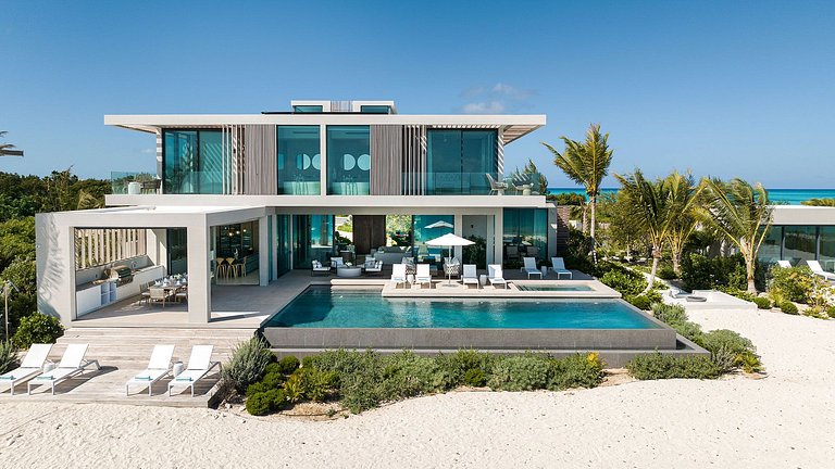 Tci002 – Elegant beachfront villa in Grace Bay