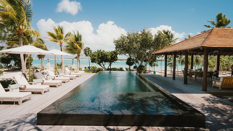 Tci008 – Beachfront villa with pool in Grace Bay