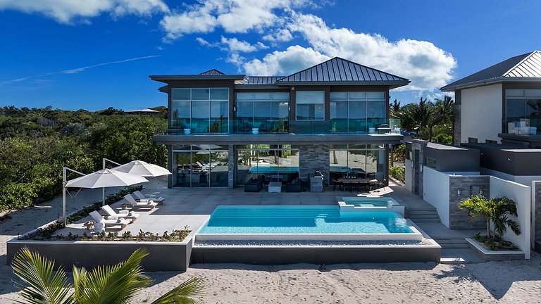 Tci018 – Luxury beachfront villa in Grace Bay