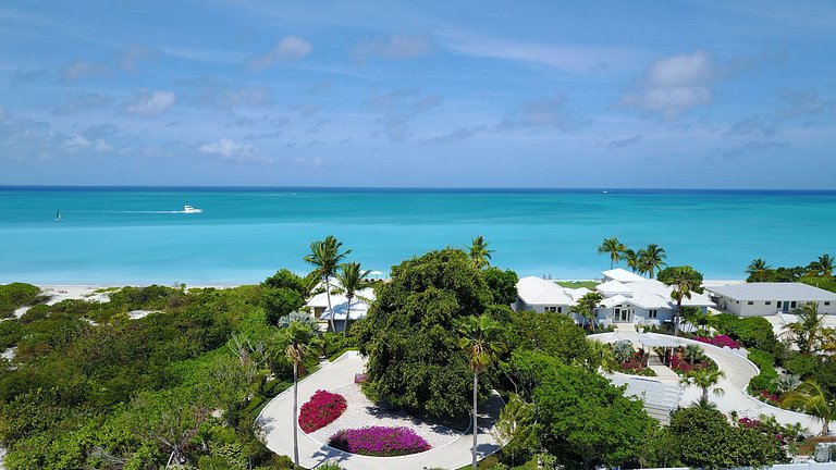 Tci020 – Beachside villa with pool in Grace Bay