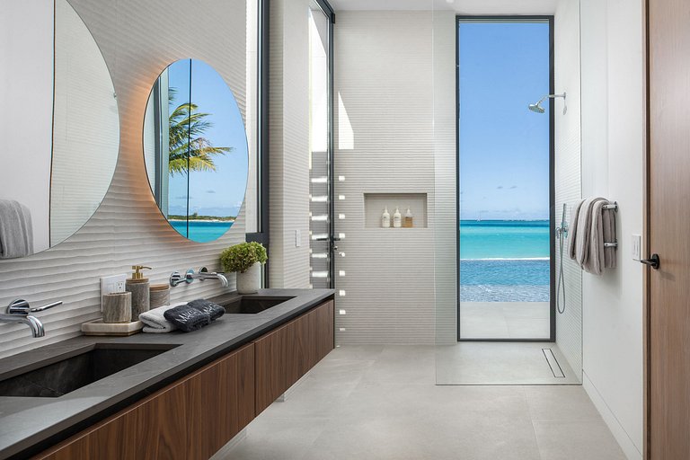 Tci009 – Luxury beachfront villa in Emerald Point